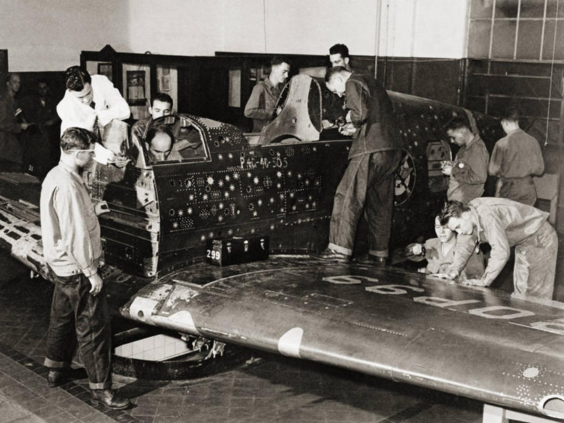 成年人,中年人,老年人,横图,黑白,室内,美国,许多人,一群人,摄影,刨子,北美,北美洲,第二次世界大战,加利福尼亚,美洲,加州,洛杉矶,加利福尼亚州,金州,黄金州,北亚美利加洲,亚美利加洲,弹孔,天使之城,老年男性,男人,年轻男性,中年男性,年轻人,县治,洛杉矶县,美利坚合众国,洛城,印第安战斧