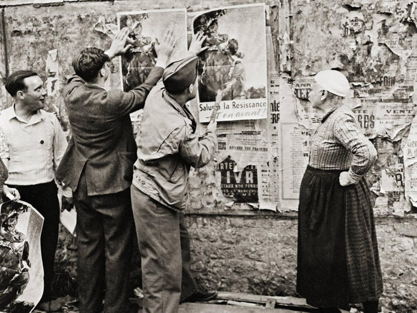 成年人,老年人,四个人,横图,黑白,室外,白天,意大利,士兵,标志,海报,摄影,抗议,第二次世界大战,平民,叛逆,老年女性,年轻男性,女人,女性,年轻人