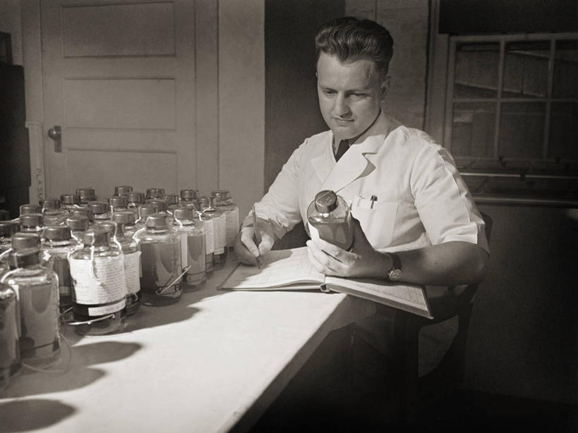 成年人,中年人,一个人,商务人士,商务男性,办公室,横图,黑白,室内,衬衫,商务,数据,仅一个男性,仅一个人,仅一个中年男性,套装,唱片,职业,血液,摄影,组织,企业,公司,商务装,工薪阶层,男人,男性,中年男性,白领,上班族,衬衣,国际红十字,检查表