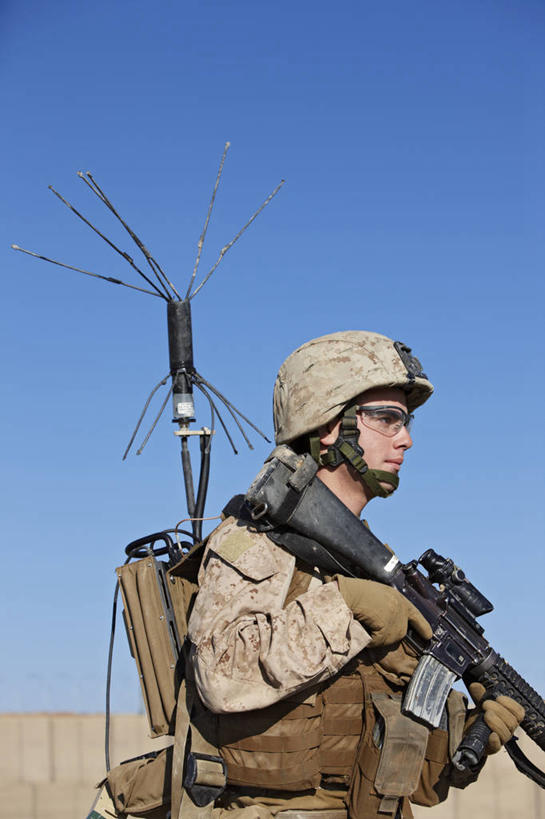 成年人,一个人,竖图,室外,白天,技术,阿富汗,仅一个男性,仅一个人,仅一个年轻男性,战争,摄影,男人,男性,年轻男性,年轻人,彩图,M16步枪,美国海军陆战队