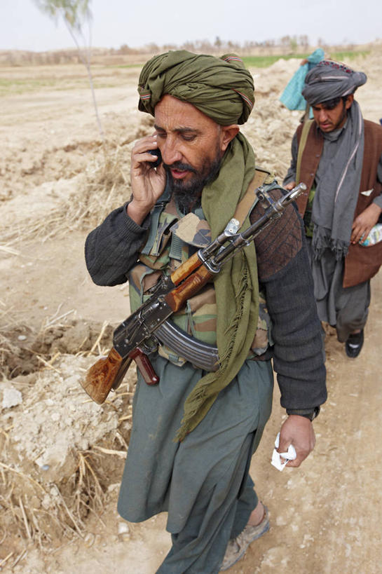 成年人,老年人,两个人,竖图,室外,白天,合作,手机,阿富汗,头巾,摄影,来福枪,无线电技术,叛逆,AK47步枪,老年男性,年轻男性,年轻人,彩图