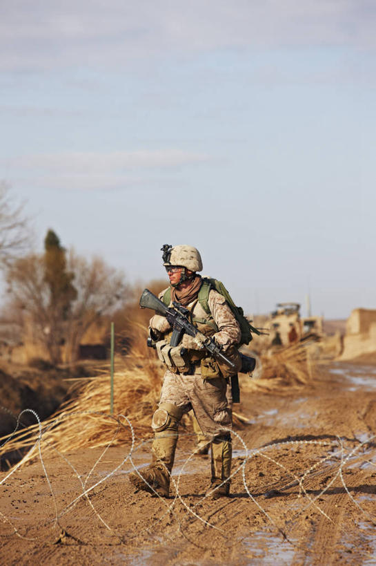 成年人,一个人,竖图,室外,白天,阿富汗,枪支,武器,战争,摄影,保护,泥,监视,来福枪,危险,年轻男性,年轻人,彩图,M16步枪,美国海军陆战队,特种部队