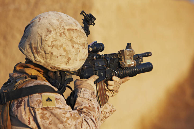 成年人,一个人,横图,室外,白天,安全,阿富汗,仅一个男性,仅一个人,朦胧,模糊,盔甲,头盔,头饰,防护,仅一个年轻男性,思考,战争,摄影,保护,隐藏,恐怖,打斗,保险,防御,监视,来福枪,狙击手,铠甲,防具,防卫,猎人,平安,男人,男性,年轻男性,年轻人,彩图,M16步枪,甲胄,美国海军陆战队,特种部队