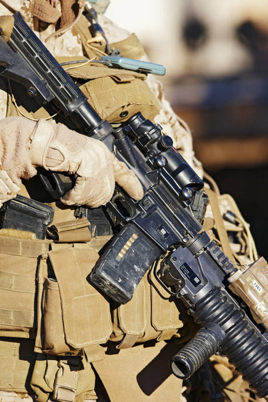 成年人,一个人,竖图,室外,白天,阿富汗,仅一个男性,仅一个人,准备,朦胧,模糊,枪支,仅一个年轻男性,武器,摄影,食指,打斗,扳机,来福枪,策略,技能,男人,男性,年轻男性,年轻人,彩图,M16步枪,美国海军陆战队