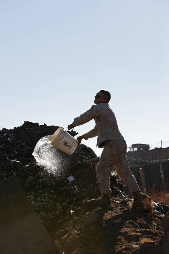 成年人,一个人,竖图,室外,白天,仅一个男性,仅一个人,液体,垃圾,仅一个年轻男性,摄影,能源,化石燃料,男人,男性,年轻男性,年轻人,彩图,柴油机