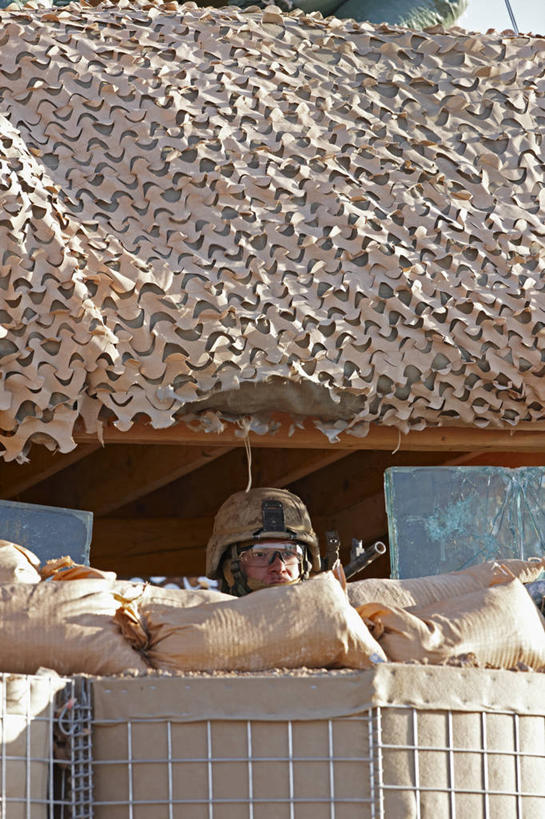 成年人,一个人,竖图,室外,白天,阿富汗,仅一个男性,仅一个人,士兵,分离,塔,仅一个年轻男性,摄影,保护,恐怖,武士,沙袋,男人,男性,年轻男性,年轻人,彩图,美国海军陆战队