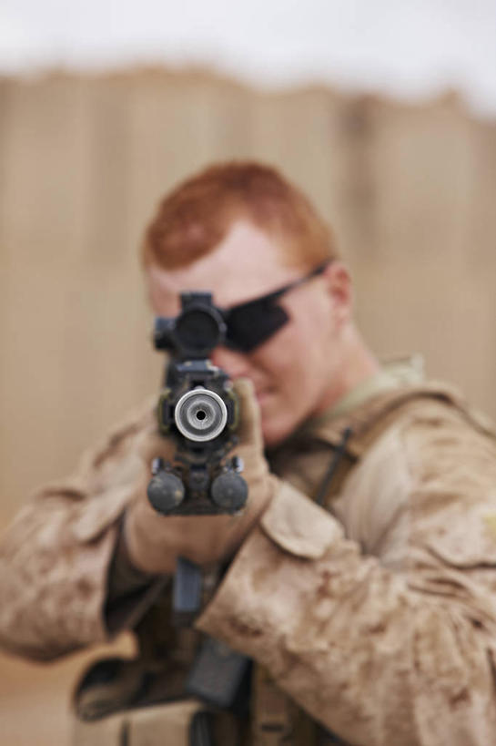 成年人,一个人,竖图,室外,白天,阿富汗,仅一个男性,仅一个人,工作,枪支,仅一个年轻男性,思考,武器,力量,战争,摄影,专心,瞄准,来福枪,狙击手,杀害,猎人,男人,男性,年轻男性,年轻人,彩图,美国海军陆战队,特种部队