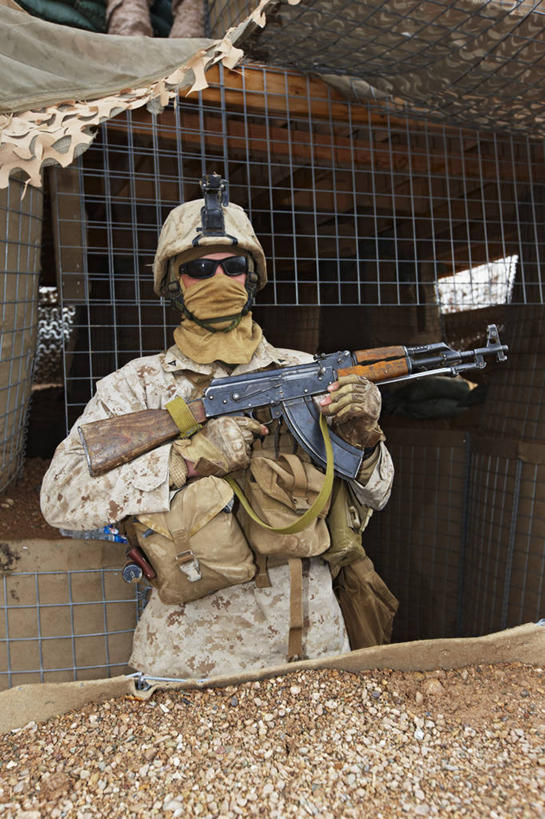 成年人,一个人,竖图,室外,白天,通讯,杂志,阿富汗,仅一个男性,仅一个人,士兵,朦胧,模糊,枪支,头盔,头饰,仅一个年轻男性,武器,战争,摄影,恐怖,武士,食指,来福枪,AK47步枪,男人,男性,年轻男性,年轻人,彩图,美国海军陆战队,特种部队
