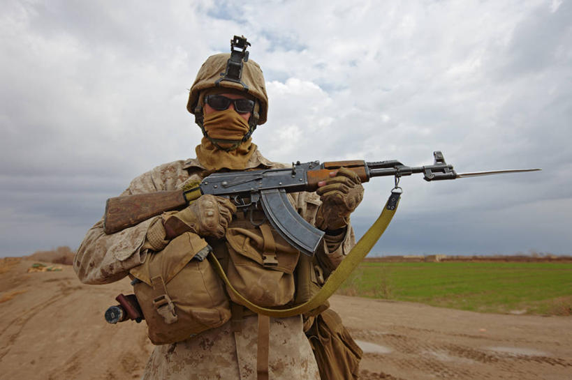 成年人,一个人,横图,室外,白天,通讯,杂志,阿富汗,仅一个男性,仅一个人,士兵,朦胧,模糊,枪支,头盔,头饰,仅一个年轻男性,武器,战争,摄影,恐怖,武士,扳机,来福枪,刺刀,AK47步枪,男人,男性,年轻男性,年轻人,彩图,美国海军陆战队,特种部队