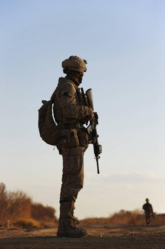 成年人,一个人,竖图,室外,白天,阿富汗,军事,摄影,保护,年轻男性,年轻人,彩图,M16步枪,军官,美国海军陆战队,特种部队