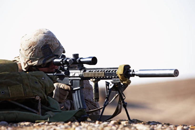 成年人,一个人,横图,室外,白天,仅一个男性,仅一个人,军事,枪支,仅一个年轻男性,武器,摄影,保护,死亡,恐怖,效率,瞄准,毁灭,来福枪,狙击手,打靶,震惊,男人,男性,年轻男性,年轻人,彩图,特种部队,消音器