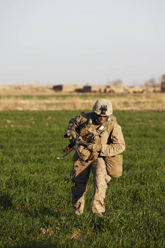 成年人,一个人,消防员,竖图,室外,白天,竞争,阿富汗,仅一个男性,仅一个人,对抗,冲突,枪支,破坏,仅一个年轻男性,武器,战争,摄影,机枪,损坏,攻击,威胁,对立,矛盾,兵器,防御,枪械,机关枪,弹夹,敌对,挫败,斗争,抗拒,抗衡,杀伤,威慑,子弹夹,危险,男人,男性,年轻男性,年轻人,彩图,美国海军陆战队,特种部队,M240通用机枪