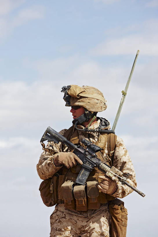 成年人,一个人,竖图,室外,白天,安全,阿富汗,仅一个男性,仅一个人,士兵,盔甲,头盔,头饰,防护,仅一个年轻男性,收音机,战争,摄影,保护,准确,打斗,保险,防御,进攻,铠甲,防具,防卫,技能,平安,男人,男性,年轻男性,年轻人,彩图,M16步枪,军官,甲胄,美国海军陆战队