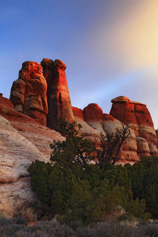 无人,竖图,室外,白天,日出,石头,沙漠,发光,云,塔,光亮,红色,摄影,岩层,峡谷地国家公园,犹他,岩石,彩图