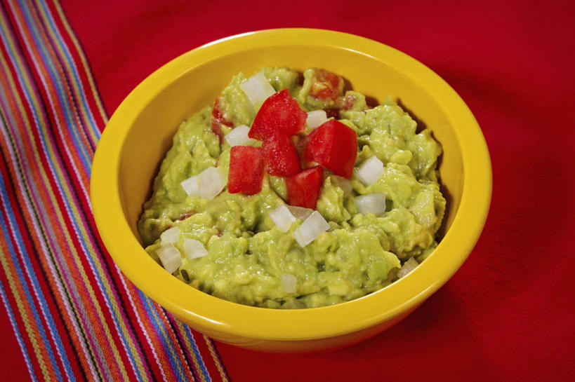 无人,横图,蔬菜,西红柿,洋葱,条纹,调料,酱料,酱汁,佐料,调味品,调味料,酱,小吃,饮食,桌布,黄色,红色,绿色,碗,鳄梨,芫荽叶,摄影,配菜,香蒜酱,青柠汁,健康食物,彩图,青酱,意大利面酱