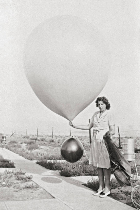 成年人,中年人,一个人,竖图,黑白,室外,白天,仅一个女性,仅一个人,起飞,天气,气球,仅一个中年女性,摄影,监视,气象学家,气象学,女人,女性,中年女性