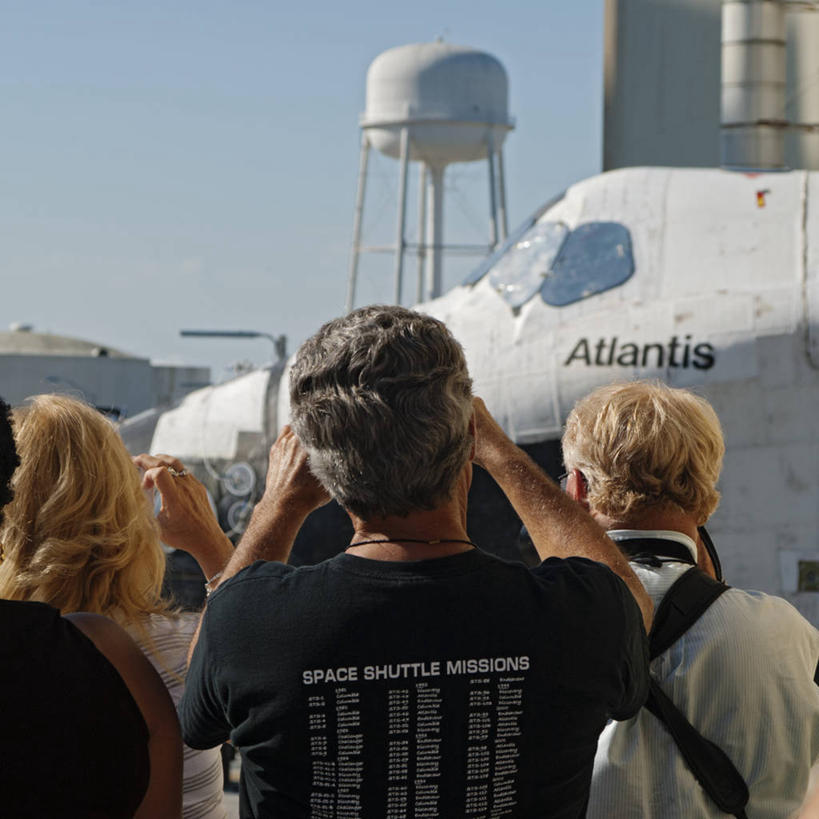 成年人,三个人,方图,室外,白天,美国,摄影,北美,北美洲,美洲,航天飞机,亚特兰蒂斯号,佛罗里达,佛罗里达州,佛州,阳光州,肯尼迪航天中心,北亚美利加洲,亚美利加洲,迈雷特岛国家野生动物保护区,梅里特岛,男人,女人,彩图,美利坚合众国,传媒,空间探索