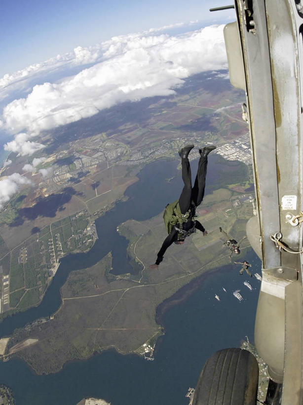 成年人,三个人,竖图,室外,白天,降落伞,美国,军事,摄影,海军,夏威夷群岛,太平洋岛屿,军事演习,男人,彩图,美国军事,自由落体