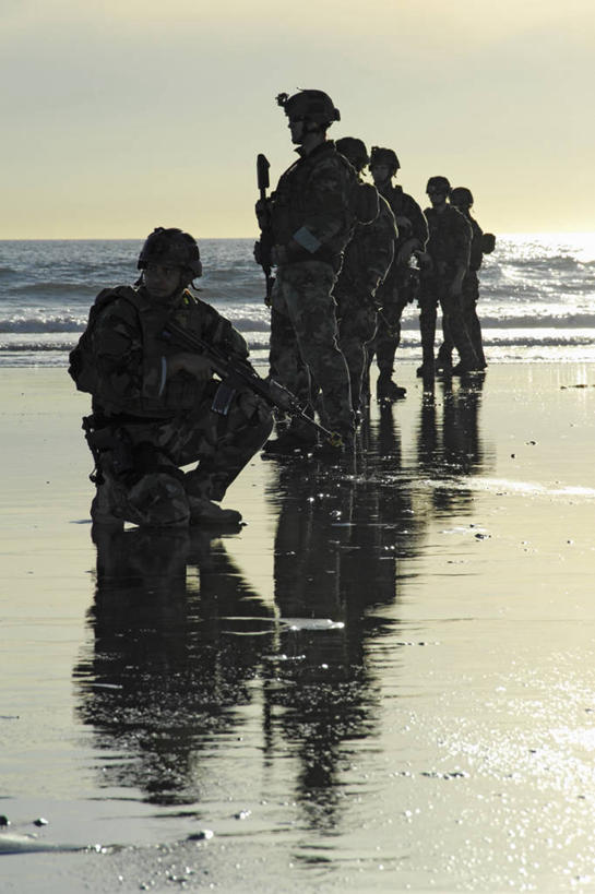 成年人,水手,竖图,室外,白天,海浪,美国,士兵,军事,反射,枪支,武器,摄影,加利福尼亚,剪影,科罗纳多岛,男人,彩图,军官