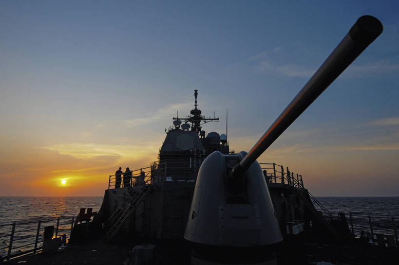 横图,室外,白天,日落,船,军事,枪支,云,摄影,军舰,甲板,地中海,航母,海军,战舰,航空母舰,飞行甲板,军用战舰,战船,空母,载机巡洋舰,彩图,美国海军,蒙特利号航空母舰