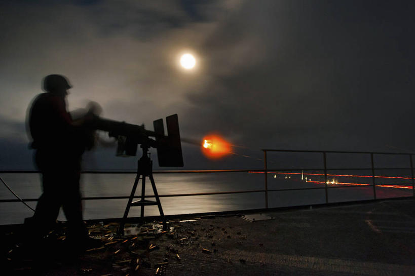 成年人,一个人,水手,横图,室外,夜晚,长时间曝光,火,仅一个男性,军事,枪支,月亮,武器,摄影,太平洋,噪声,海军,剪影,机关枪,航空母舰,座舱,卡尔文森号航空母舰,男人,彩图,美国海军