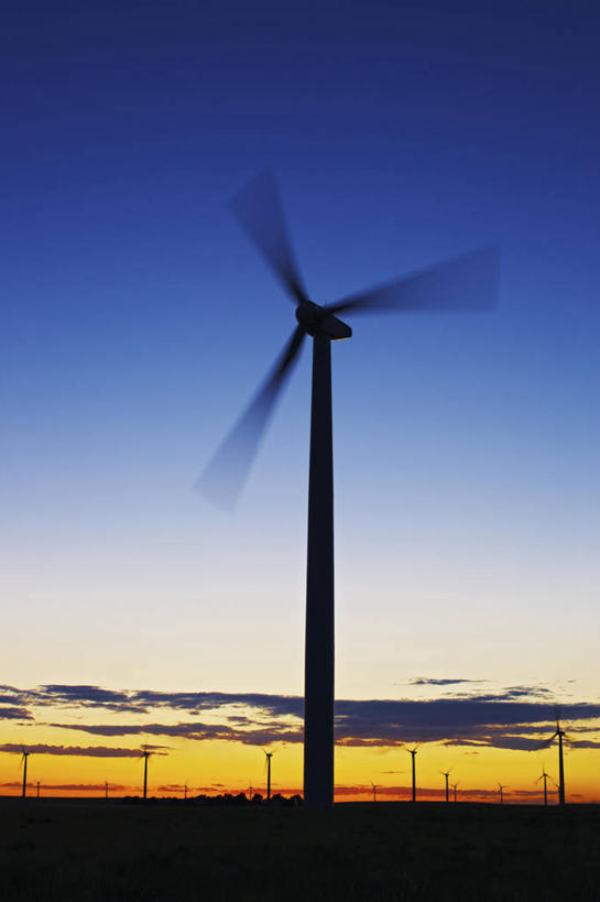 无人,竖图,室外,白天,日落,风,风力,科学,发电机,塔,螺旋桨,旋转,平原,转,摄影,能源,电,电源,改变,剪影,替代能源,环境保护,涡轮,科罗拉多州,风速计,物理学,气象学,风轮机,彩图