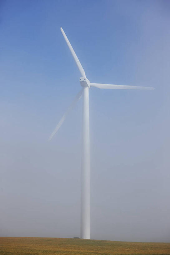 无人,竖图,室外,白天,风,雾,风力,科学,发电机,云,塔,螺旋桨,旋转,平原,转,摄影,能源,电,电源,改变,替代能源,环境保护,涡轮,科罗拉多州,风速计,物理学,气象学,风轮机,彩图,大平原