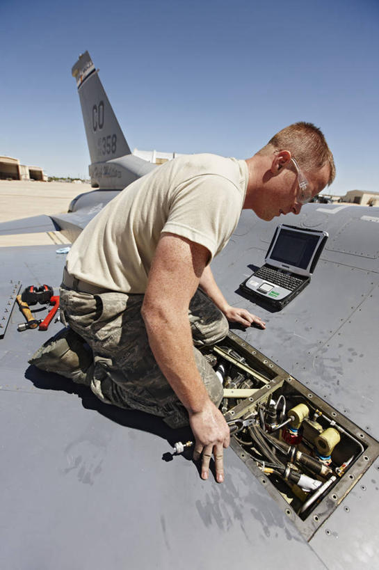 成年人,一个人,竖图,室外,白天,安全,旗帜,美国,仅一个男性,力量,战争,摄影,空军,准确,打斗,进攻,军用机,科罗拉多州,F-16战隼战斗机,蝰蛇,技能,男人,彩图