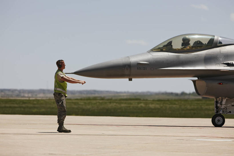 成年人,两个人,横图,室外,白天,安全,旗帜,美国,乘务员,力量,战争,摄影,空军,准确,打斗,进攻,军用机,科罗拉多州,F-16战隼战斗机,蝰蛇,技能,男人,彩图,飞机跑道