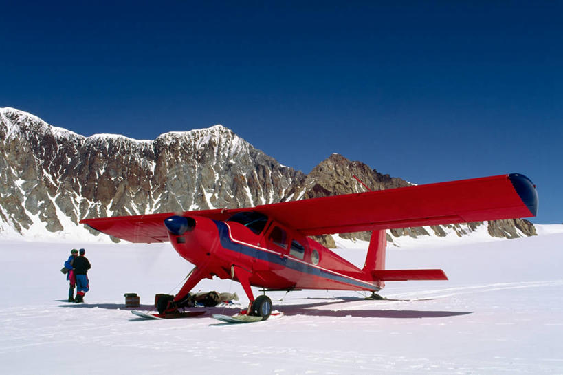 两个人,攀登,横图,室外,白天,通讯,自由,雪,飞机,美国,加拿大,准备,冰,螺旋桨,旋转,车,红色,天空,交通工具,职业,运输,摄影,巨大,庞大,雪橇,北美,北美洲,货运,载具,努力,美洲,雪橇车,冰河,阿拉斯加,阿拉斯加州,北亚美利加洲,亚美利加洲,最后的边疆,午夜阳光之地,育空地区,卑诗省,不列颠哥伦比亚,不列颠哥伦比亚省,宏大,硕大,伟大,冒险,跨栏,日常用品,爬山,彩图,旅行,卑斯省,美利坚合众国,圣埃利亚斯山脉