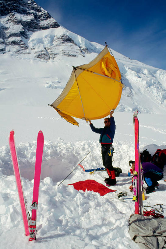 一个人,攀登,竖图,室外,白天,探险,雪,美国,加拿大,环绕,帐篷,冰,拿着,车,黄色,蓝色,白色,交通工具,职业,摄影,雪橇,北美,北美洲,摇动,载具,外星人,美洲,露营,雪橇车,坚持,阿拉斯加,阿拉斯加州,北亚美利加洲,亚美利加洲,最后的边疆,午夜阳光之地,育空地区,卑诗省,不列颠哥伦比亚,不列颠哥伦比亚省,冒险,爬山,彩图,卑斯省,美利坚合众国,圣埃利亚斯山脉,家务劳动