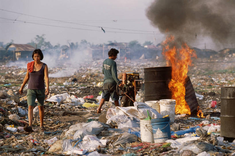 两个人,横图,室外,白天,火,菲律宾,火焰,垃圾,首都,烟,摄影,肮脏,垃圾场,邋遢,龌龊,污秽,马尼拉,贫民窟,彩图,菲律宾人