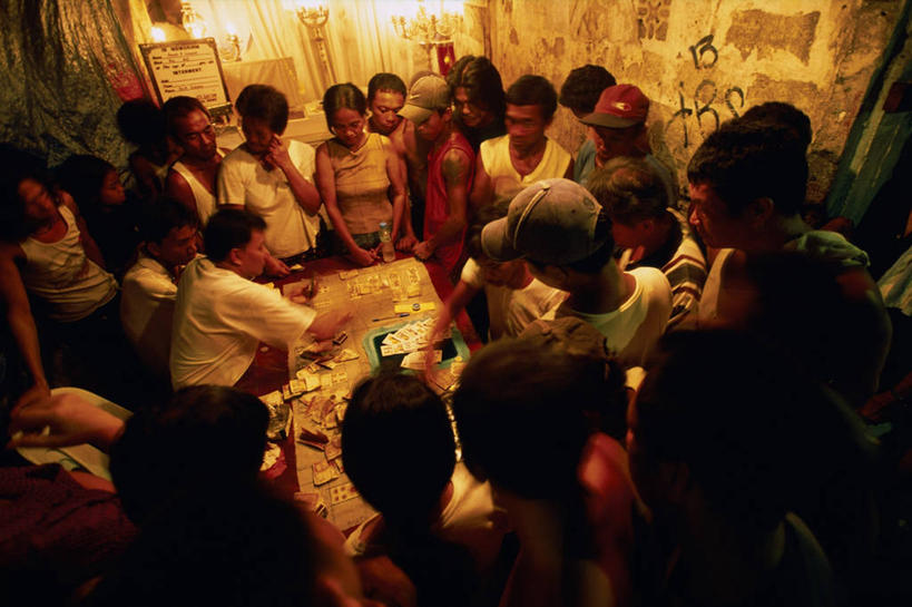 横图,室内,赌博,菲律宾,首都,许多人,一群人,摄影,贫穷,马尼拉,贫民窟,葬礼,休闲活动,彩图,传统文化,菲律宾人