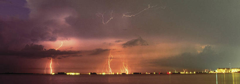 无人,横图,全景,室外,白天,爆炸,闪电,照明,美国,灯光,自然灾害,天气,灯,黄色,红色,绿色,白色,灯具,平衡,摄影,电,照亮,北美,北美洲,照明设备,美洲,积雨云,毁灭,闪光灯,佛罗里达,佛罗里达州,佛州,阳光州,北亚美利加洲,亚美利加洲,墨西哥湾,雷雨,清水市,彩图,美利坚合众国