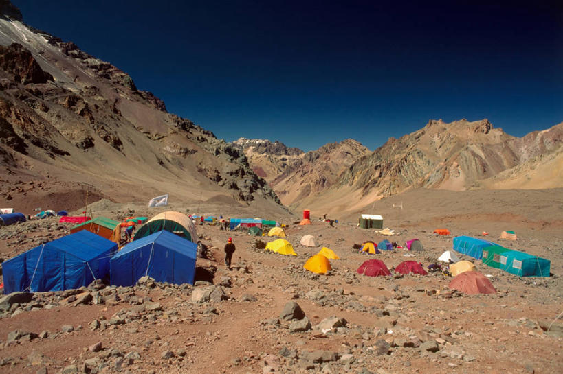 一个人,横图,室外,白天,锻炼,探险,纺织品,阿根廷,许多,环绕,帐篷,小路,高处,很多,黄色,蓝色,天空,社区,南美,摄影,渴望,发展,阿空加瓜山,安地斯山脉,地质学,门多萨省,自然地理,冒险,休闲活动,爬山,彩图,临时,暂且,暂时