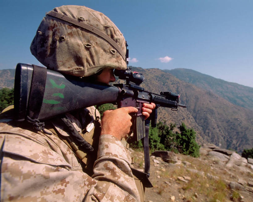 西方人,成年人,一个人,横图,室外,白天,自由,山,杂志,欧洲,阿富汗,欧洲人,亚洲,仅一个男性,冲突,军事,褐色,山谷,蓝色,天空,看,战争,摄影,指导,食指,忧虑,海军,进攻,伪装,机关枪,来福枪,机敏,稳定,技能,中年男性,白种人,彩图,M16步枪,美国海军陆战队,兴都库什山脉,好奇心