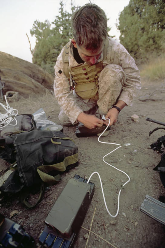 西方人,成年人,一个人,蹲,竖图,室外,白天,爆炸,安全,零件,电路,炸药,欧洲,阿富汗,欧洲人,仅一个男性,关闭,准备,盔甲,泥土,防护,燃烧,刺激,开关,按钮,打开,看,职业,战争,摄影,洞穴,保护,准确,开启,恐怖,早晨,保险,防御,毁灭,坚持,背包客,铠甲,防具,防卫,闭合,惊骇,平安,危险,中年男性,白种人,彩图,甲胄,美国海军陆战队,兴都库什山脉,传动装置