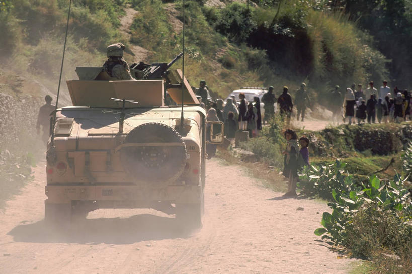 儿童,横图,室外,白天,旅游,度假,纯洁,美景,阿富汗,亚洲,冲突,军事,头盔,景观,塔,许多人,娱乐,自然,轮胎,看,一群人,享受,休闲,疲倦,橡胶,景色,放松,可爱,童年,童趣,战争,摄影,灰尘,迁徙,疲劳,疲惫,货运,自然风光,困乏,进攻,驾车,反差,童真,饥饿,橡胶制品,烂漫,无邪,无线电通信塔,疲乏,委顿,疲困,疲顿,疲钝,倦怠,怠倦,天真,步行,彩图,悍马,饿,Mk19榴弹发射器