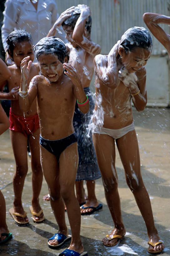 儿童,竖图,室外,纯洁,水,柬埔寨,湿,首都,裸露,肥皂,可爱,童年,童趣,摄影,卫生,裸,艾滋病,童真,烂漫,无邪,纯净,艾滋病病毒,孤儿院,孤儿,天真,男孩,女孩,彩图,金边,社会问题