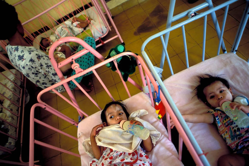 儿童,两个人,横图,纯洁,柬埔寨,废弃,首都,瓶子,可爱,童年,童趣,摄影,报废,婴儿床,废物,丢弃,艾滋病,童真,烂漫,无邪,放弃,抛弃,艾滋病病毒,摈弃,孤儿院,孤儿,天真,彩图,屏弃,摈斥,摒除,金边,幼儿