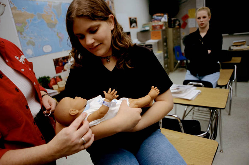 西方人,婴儿,一个人,家庭,母亲,学生,横图,室内,欧洲,美国,欧洲人,仅一个年轻女性,仅一个女性,仅一个人,教育,教室,温暖,温馨,一家人,摄影,和睦,林肯,内布拉斯加,年轻女性,女人,女性,白种人,彩图,融洽,社会问题