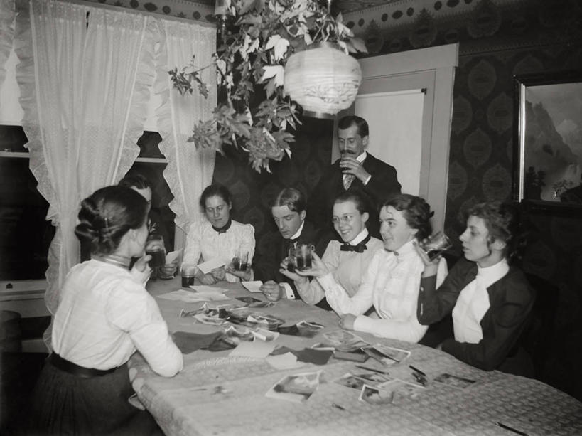 西方人,成年人,中年人,家庭,横图,黑白,室内,友谊,幸福,欧洲,美国,欧洲人,饭厅,温暖,温馨,一家人,摄影,和睦,俄亥俄州,发明家,男人,女人,中年男性,中年女性,白种人,融洽