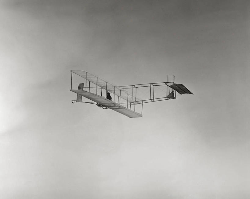 西方人,成年人,中年人,一个人,飞行员,横图,黑白,欧洲,美国,欧洲人,仅一个男性,仅一个人,仅一个中年男性,滑翔机,滑翔,运输,摄影,飞行器,北美,北美洲,美洲,北卡罗来纳州,北亚美利加洲,亚美利加洲,北卡罗来纳,焦油脚根之州,黑油鞋根之州,老北州,发明家,男人,男性,中年男性,白种人,美利坚合众国