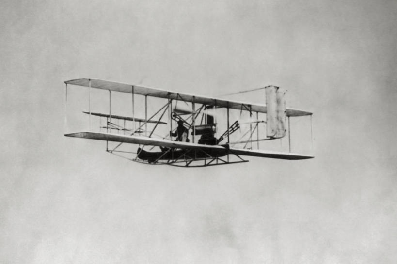 西方人,成年人,中年人,一个人,飞行员,横图,黑白,室外,白天,欧洲,美国,欧洲人,仅一个男性,仅一个人,仅一个中年男性,飞,运输,摄影,抗议,飞行器,发明,发明家,纽约港,男人,男性,中年男性,白种人