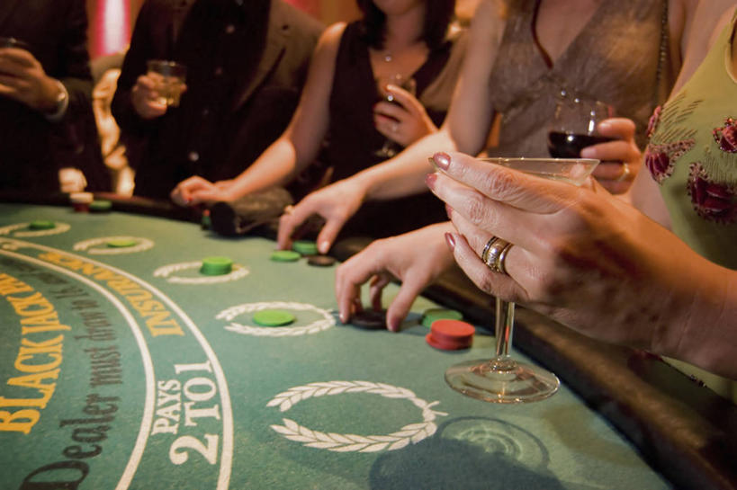 西方人,成年人,横图,室内,聚会,游戏,赌博,贪欲,运气,竞争,玩具,欧洲,美国,圣诞节,欧洲人,庆祝,酒类,玩,娱乐,饮食,刺激,酒,饮料,休闲,筹码,赌场,摄影,活动,计数,发泄,消遣,智力,加利福尼亚,赌具,积累,累积,21点,投机,侥幸,欲望,宣泄,筹马,硅谷,记数,机会,马提尼酒杯,女人,白种人,休闲活动,玩耍,嬉戏,彩图,胜负,输赢