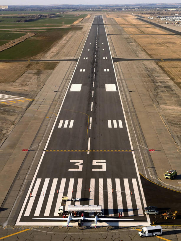 竖图,俯视,航拍,白天,飞机,运输,摄影,能源,鸟瞰,油罐车,彩图,高角度拍摄,旅行,飞机跑道