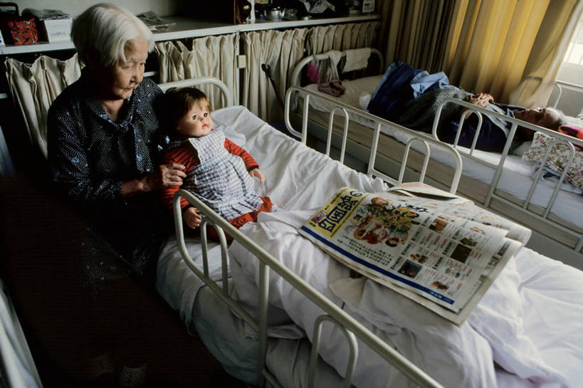 成年人,老年人,两个人,医院,横图,寂寞,床,日本,娃娃,摄影,年龄,病房,老年女性,女人,女性,彩图