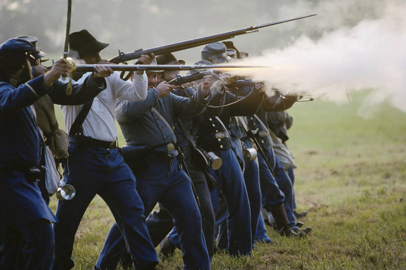 西方人,成年人,中年人,横图,室外,白天,射击,欧洲,欧洲人,一排,整齐,历史,排列,烟,战争,摄影,队列,来福枪,田纳西,美国内战,男人,中年男性,白种人,彩图