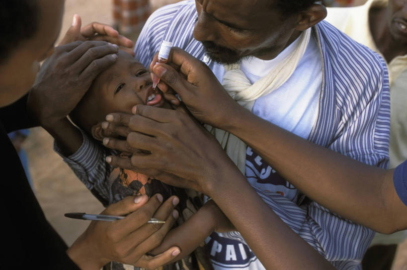 婴儿,成年人,中年人,横图,白天,安全,肯尼亚,药剂,防护,黑色,药品,童年,治疗,摄影,保护,药物,医疗,保险,预防,注射剂,平安,注射液,男人,中年男性,彩图,免疫学,脊髓灰质炎,国际红十字