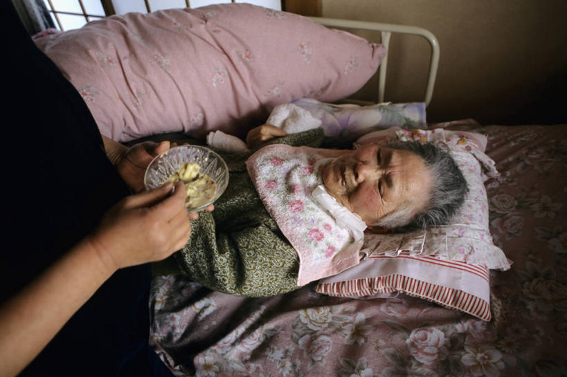 成年人,老年人,两个人,家庭,父母,女儿,横图,床,日本,生病,温暖,温馨,一家人,摄影,冲绳县,和睦,责任,喂养,老年女性,女人,女性,彩图,融洽,社会问题